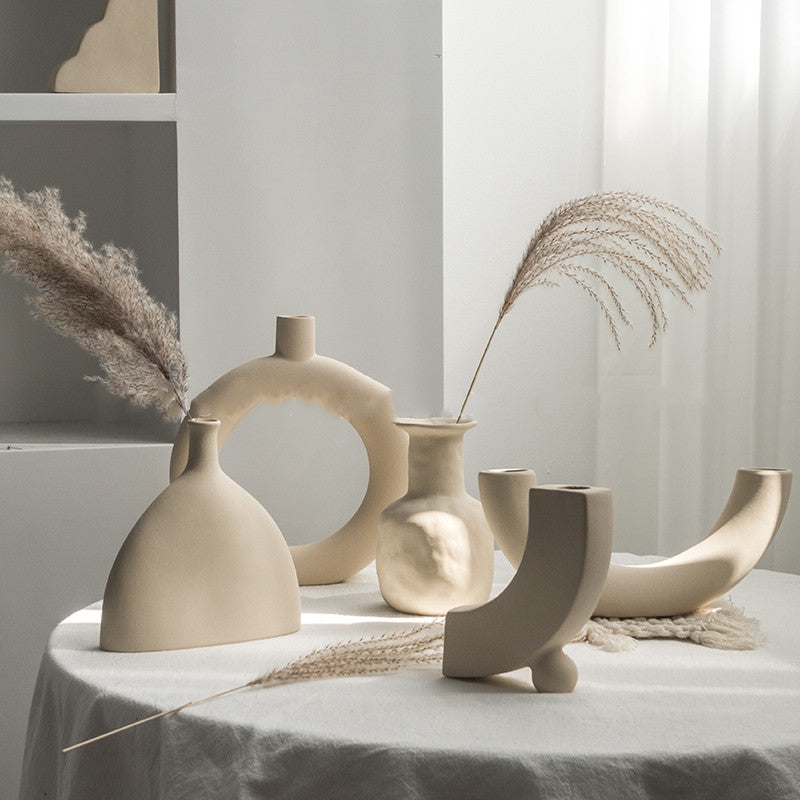 Nordische Keramikvase in organischer Form – matte Dekovase für Trockenblumen & modernes Interior